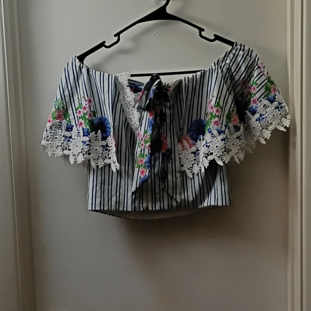 Elegant Floral Lace Trim Crop Top